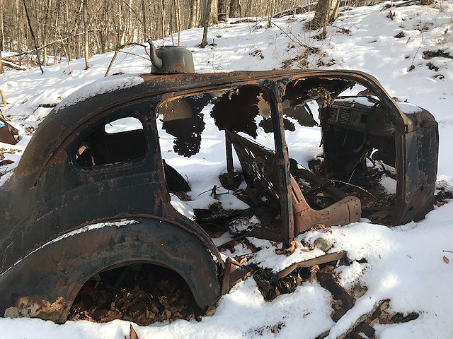 Abandoned car - Gatineau Park